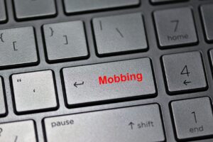 営業での社内いじめに悩んで辞めたい時の対処法は？